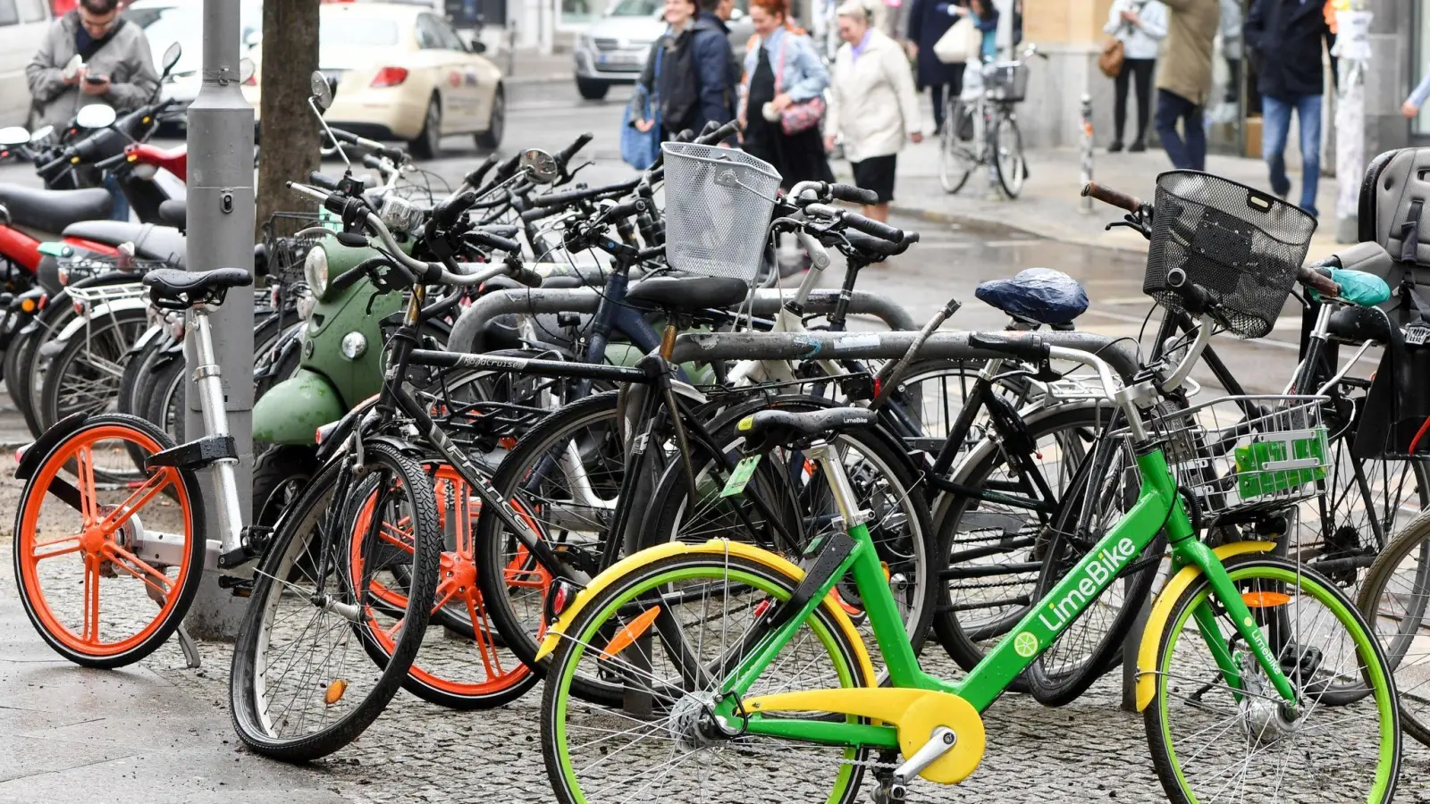Fahrräder dürfen in Berlin kostenlos auf Parkplätzen stehen. (Foto: Jens Kalaene/dpa-Zentralbild/dpa)