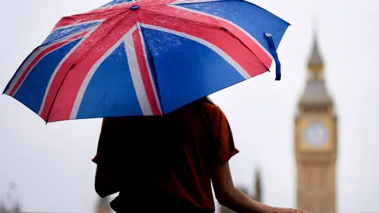 In London braucht man einen Regenschirm. (Foto: Frank Augstein/AP/dpa)