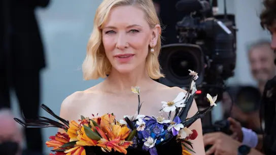 Cate Blanchett, Schauspielerin aus den USA, steht auf dem roten Teppich, als sie im September zur Premiere des Films „Tàr“ während der 79. Filmfestspiele in Venedig kommt. (Foto: Cinzia Camela/LPS via ZUMA Press Wire/dpa)