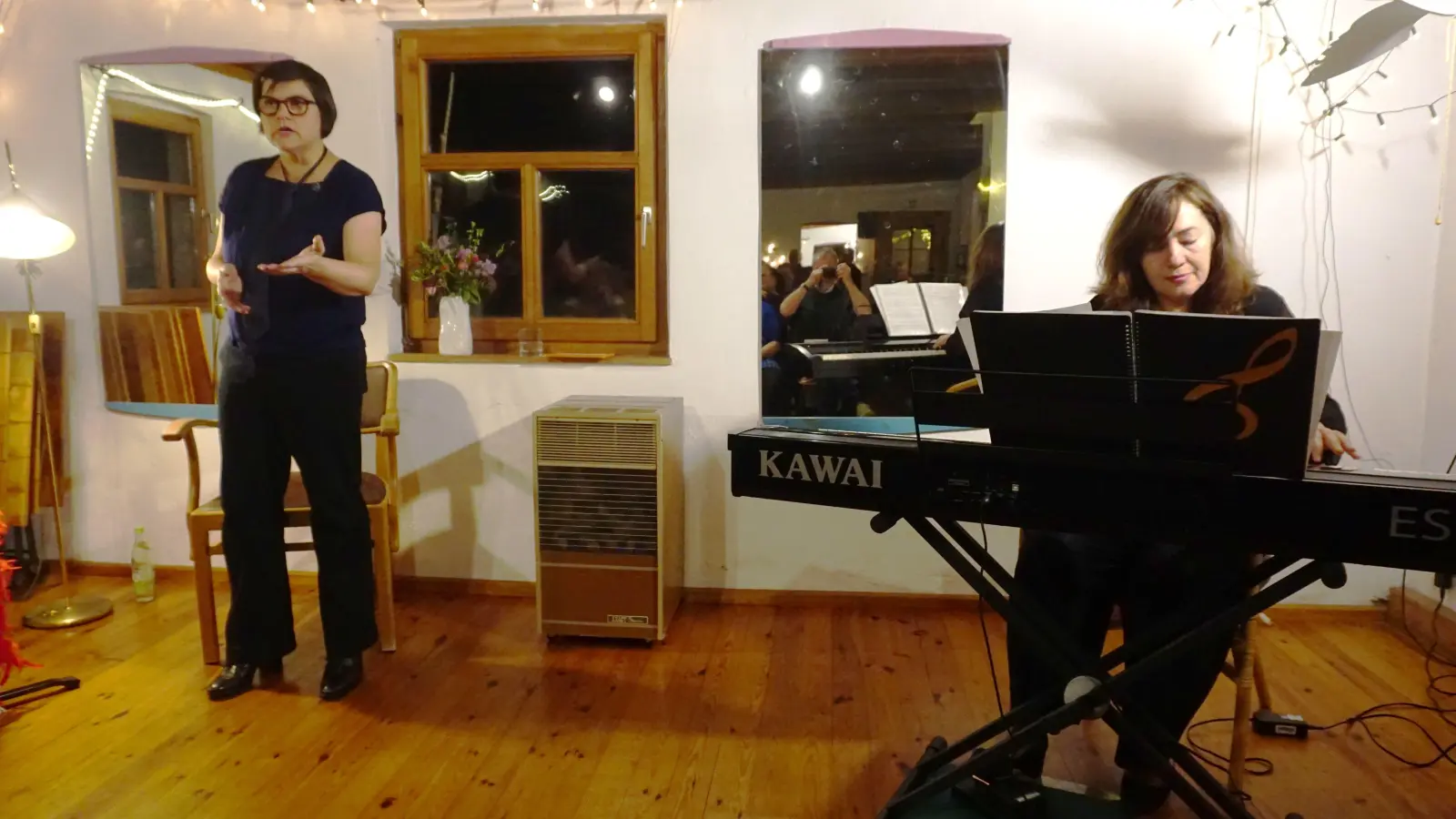 Katja Schumann (links) und Veronika Eismont begeisterten mit ihrem Claire-Waldoff-Programm in der Alten Seilerei in Herrieden. (Foto: Wolfgang Hauf)