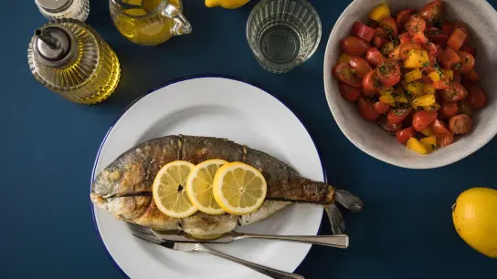 Bei einer ketogenen Ernährung stehen gesunde Fette im Vordergrund - zum Beispiel aus Fisch. (Foto: Christin Klose/dpa-tmn)