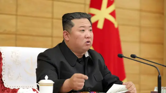 Kim Jong Un bei einer Dringlichkeitssitzung des Politbüros der Arbeiterpartei im Sitz des Zentralkomitees der Partei. (Foto: -/KCNA/dpa)