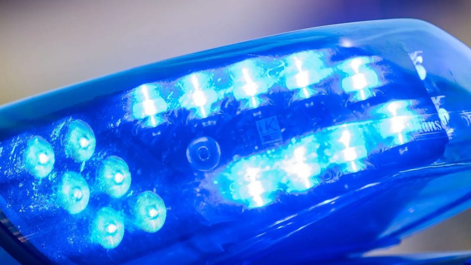 Nachdem ein Lkw-Fahrer die Kontrolle über seinen Sattelzug verloren hatte, kam es zu längeren Behinderungen auf der A6.. (Symbolbild: Lino Mirgeler/dpa)