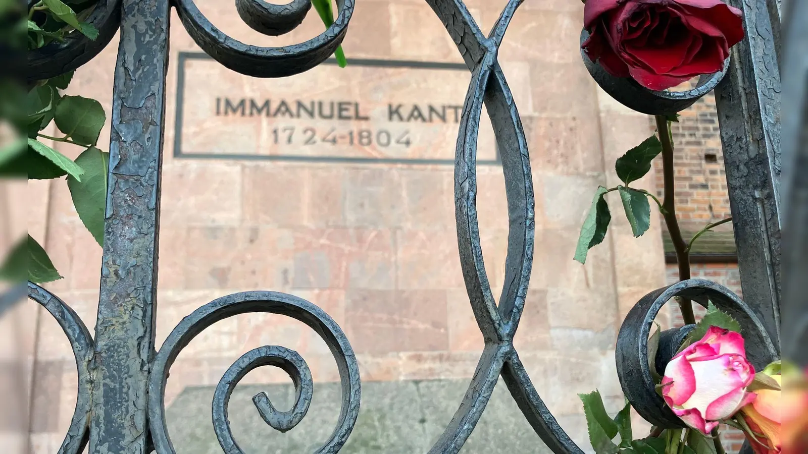 Blumen schmücken die Grabstelle von Immanuel Kant in Kaliningrad. (Foto: Andre Ballin/dpa)