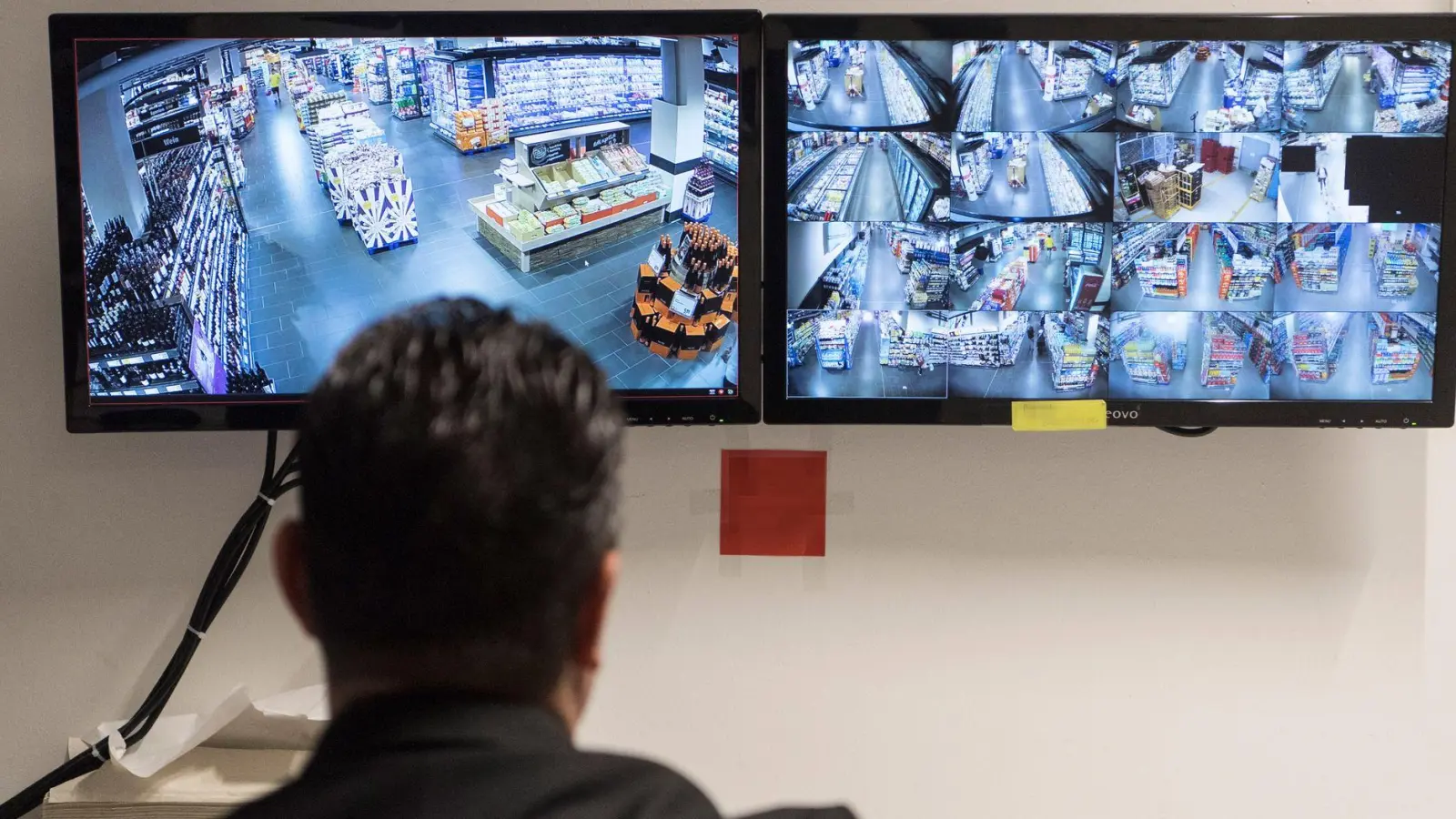 Auf den Überwachungsbildschirmen hat ein Ansbacher Ladendetektiv gesehen, wie Männer Waren einsteckten und nicht bezahlten.  (Symbolbild: Boris Roessler/dpa)