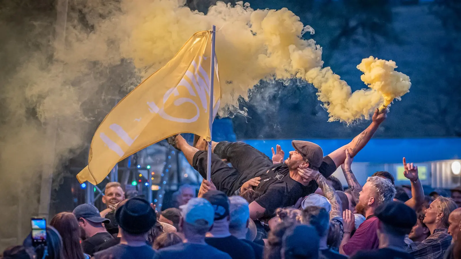 Beim Wasted Open Air wird gecrowdsurft, Pyrotechnik gezündet und Fahnen geschwenkt – Festivalstimmung pur! (Foto: Mirko Fryska)