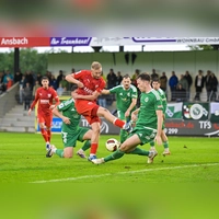 Buchbach mit Tobias Sztaf (rotes Trikot) war im Angriff zielstrebiger als der Gastgeber (rechts Matthias Hahn).  (Foto: Martin Rügner)