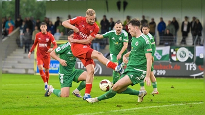 Buchbach mit Tobias Sztaf (rotes Trikot) war im Angriff zielstrebiger als der Gastgeber (rechts Matthias Hahn).  (Foto: Martin Rügner)
