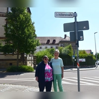 Waltraud Richter und Waltraud Hensold (links) arbeiten seit 40 Jahren ehrenamtlich zusammen. Nun organisierten sie eine Veranstaltung für Senioren zum Thema Straßenschilder der Stadt. (Foto: Irmeli Pohl)