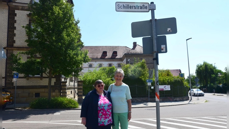 Waltraud Richter und Waltraud Hensold (links) arbeiten seit 40 Jahren ehrenamtlich zusammen. Nun organisierten sie eine Veranstaltung für Senioren zum Thema Straßenschilder der Stadt. (Foto: Irmeli Pohl)
