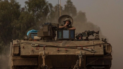 Ein gepanzerter Mannschaftstransportwagen der israelischen Armee: Felix Klein „möchte sehr dafür plädieren, dass weiter Waffen geliefert werden an Israel“. (Foto: Ilia Yefimovich/dpa)