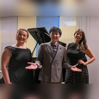 Nach einem gelungenen Abend vor dem Flügel: die Sopranistin Breanna Stuart, der Tenor Hao Li und die Mezzosopranistin Kristina Fekonja (von links. (Foto: René Chlopotowski)