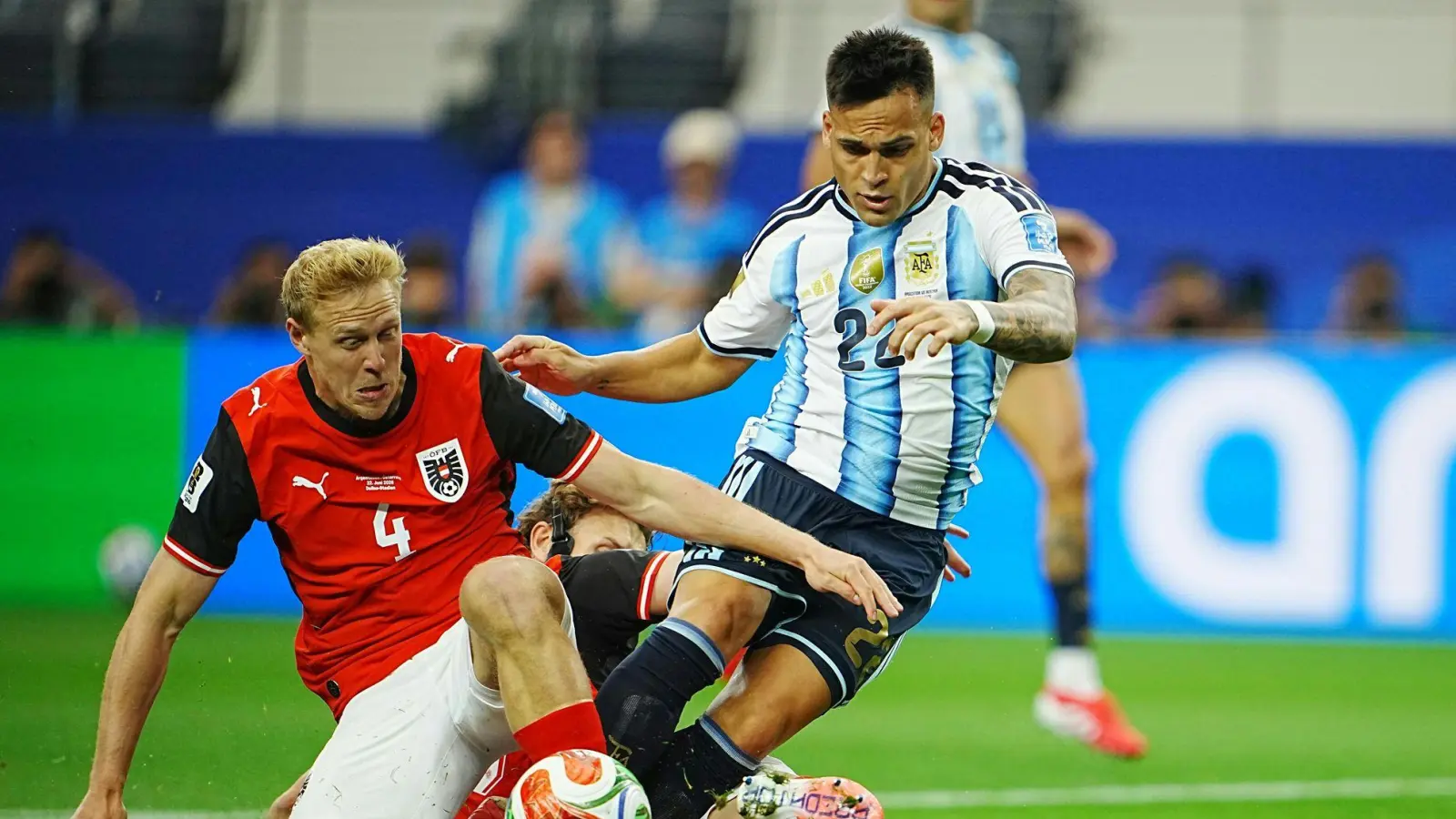 Spielt wohl bald in England: Österreichs Nationalspieler Xaver Schlager (l). (Archivbild) (Foto: Georg Hochmuth/APA/dpa)
