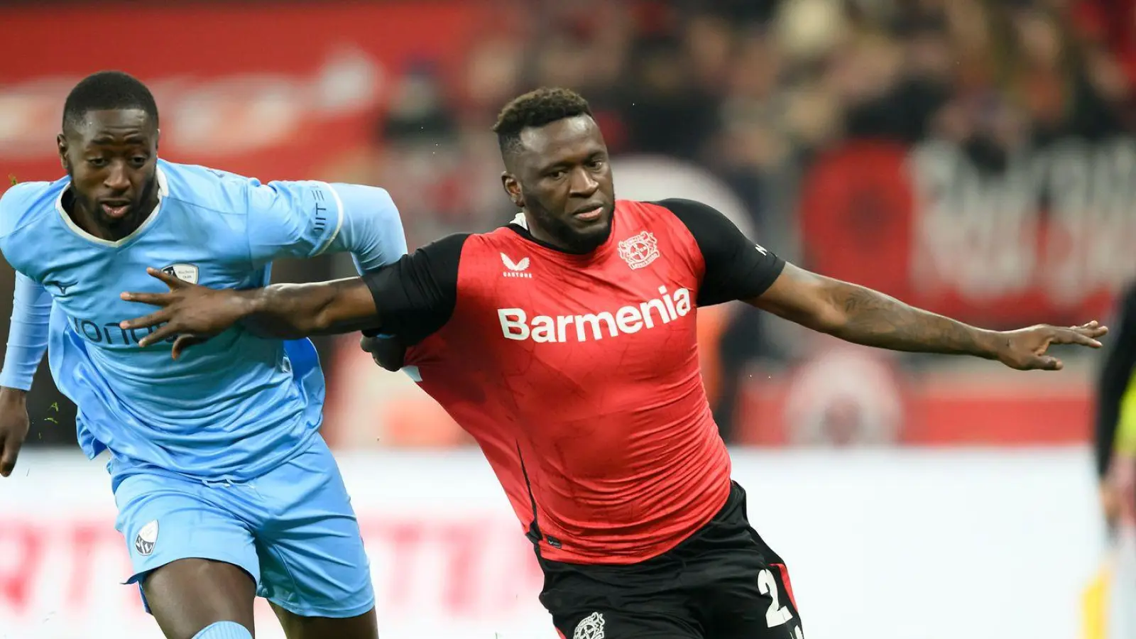 Victor Boniface (r.) von Bayer 04 Leverkusen. (Archiv) (Foto: Anke Waelischmiller/dpa)