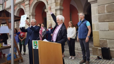 Im Jahr 2022 erhielt Neustadt erstmalig die Auszeichnung „Fairtrade-Stadt“. Bürgermeister Klaus Meier feierte dies zusammen mit Manfred Holz, Fairtrade-Ehrenbotschafter (vorne von links). (Archivbild: Stadtmarketing/Lisa Tiefel)