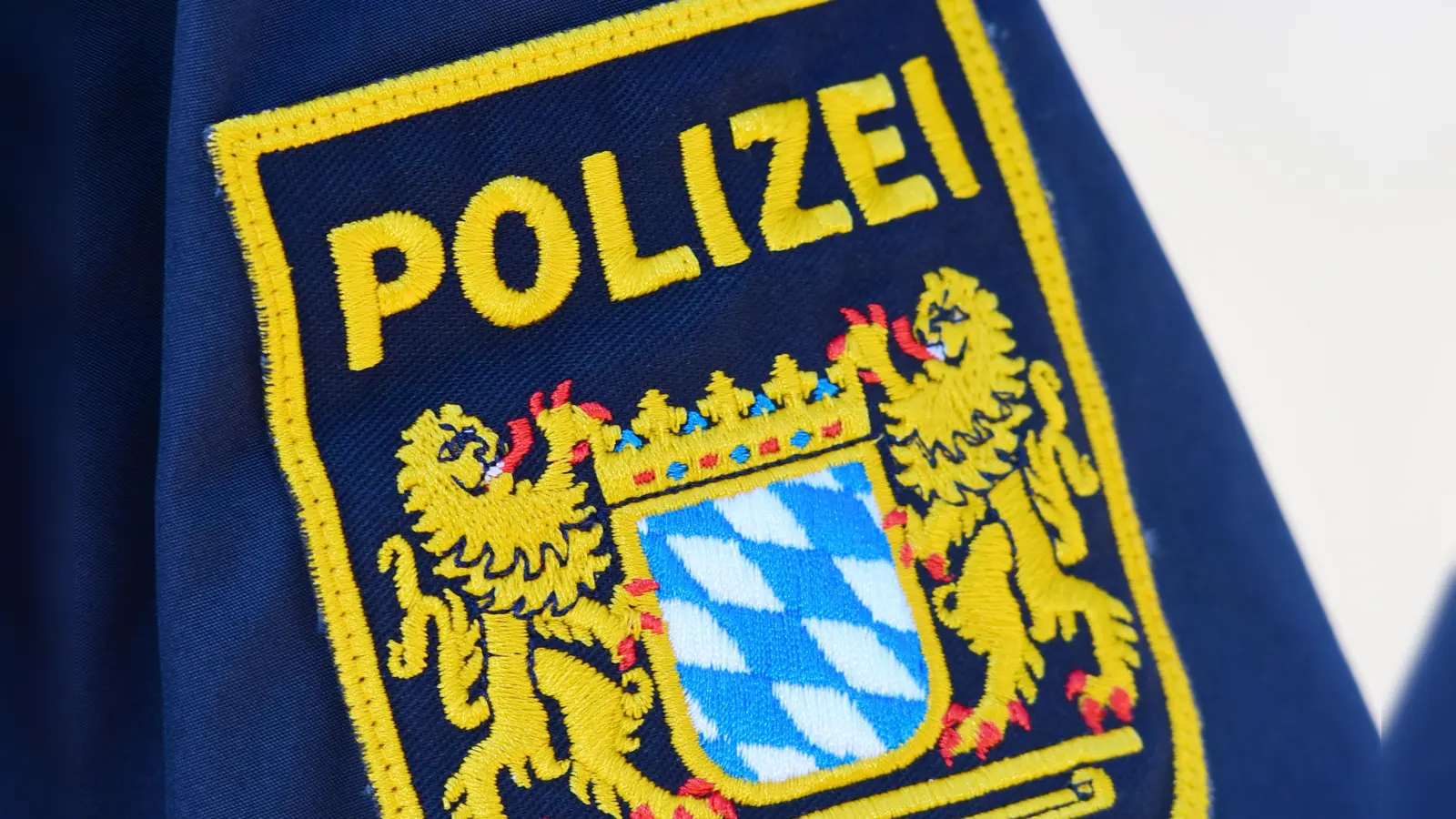 Ein kurioser Fall der Fahrerflucht beschäftigt die Ansbacher Polizei: Ein schrottreifer Firmenwagen wurde in Lehrberg gefunden - vom Schuldigen keine Spur.  (Symbolbild: Jim Albright)
