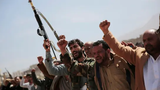 Bewaffnete Huthi-Kämpfer bei einem Trauerzug für Rebellen in Sanaa. (Foto: Hani Mohammed/AP/dpa)
