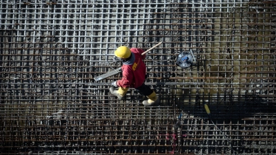 Die Unternehmen in Deutschland wollen dem Ifo zufolge weniger Jobs abbauen (Foto: Soeren Stache/dpa)