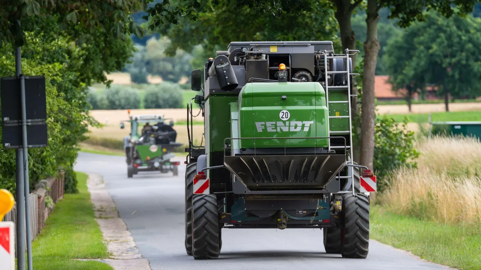 Ist ausreichend Platz und die Strecke gut einsehbar? Auto- und Motorradfahrer sollten vor allem beim Überholen landwirtschaftlicher Fahrzeuge noch vorsichtiger sein. (Foto: Philipp Schulze/dpa/dpa-tmn)