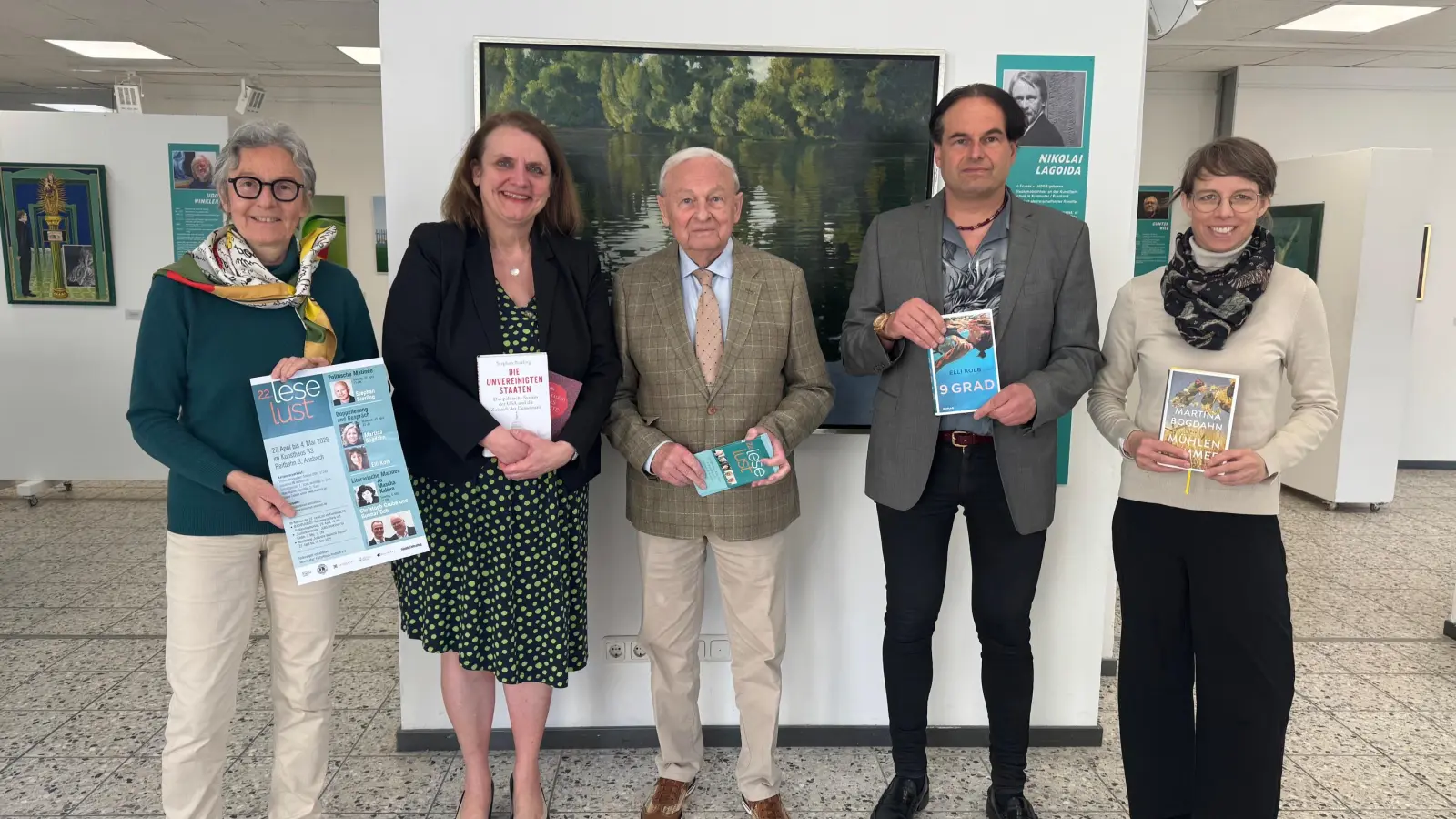 Stellten das Programm der LeseLust 2025 vor: Elisabeth Meisel vom Kulturforum, Organisatorin Bettina Baumann, Friedrich Hilterhaus als Vertreter des unterstützenden Lions Club Ansbach, Axel Hilterhaus für die Hilterhaus Stiftung und die städtische Kulturreferentin Nadja Wilhelm (von links). (Foto: Lara Hausleitner)