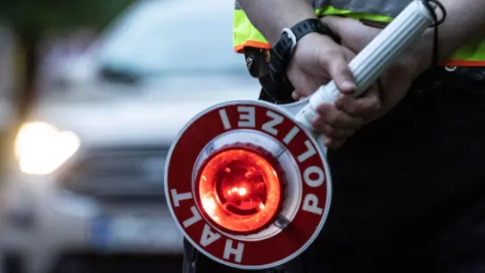 Bei einer Verkehrskontrolle nach dem Faschingsumzug in Mitteleschenbach erwischte die Polizei einen Autofahrer unter Drogeneinfluss. (Symbolbild: Paul Zinken/dpa/ZB)