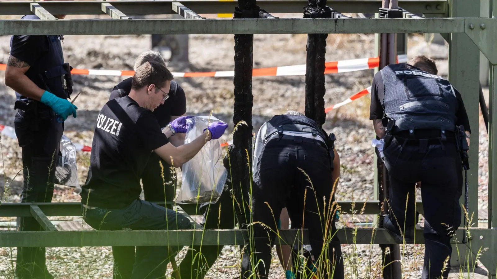 Aus Sicherheitskreisen heißt es, die Vorgehensweise deute auf linksextremistische Täter hin. (Foto: Christoph Schmidt/dpa)