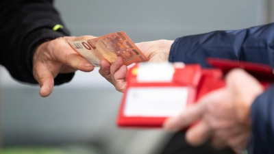 Beim täglichen Einkauf macht sich die Inflation im Geldbeutel bemerkbar. (Symbolbild) (Foto: Sebastian Kahnert/dpa)
