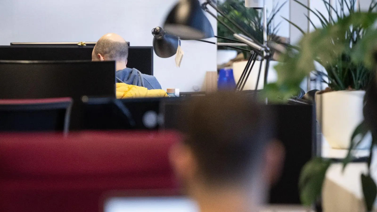 Zwei Männer in einem Coworking-Space. In Deutschland sieht die Start-up-Branche im internationalen Vergleich noch einigen Aufholbedarf. (Foto: Sebastian Gollnow/dpa)