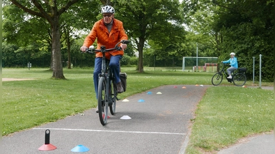 Der 91-jährige Horst Veitinger fuhr im Parcours an der Dreifachturnhalle in Dinkelsbühl sicher zwischen den Plastiktellern hindurch. (Foto: Roman Kocholl)