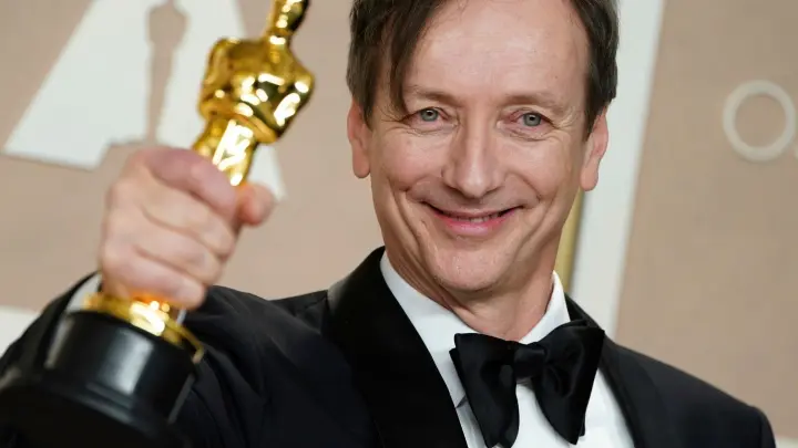 Volker Bertelmann hat einen Oscar für die Filmmusik zu „Im Westen nichts Neues“ gewonnen. (Foto: Jordan Strauss/Invision/AP/dpa)
