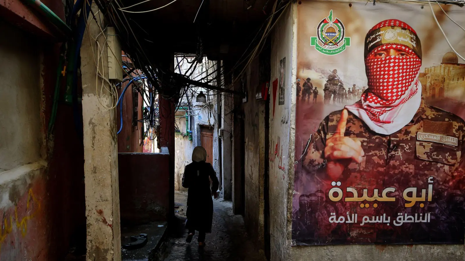 Ein Plakat des Hamas-Sprechers Abu Obeida. (Archivbild) (Foto: Marwan Naamani/dpa)