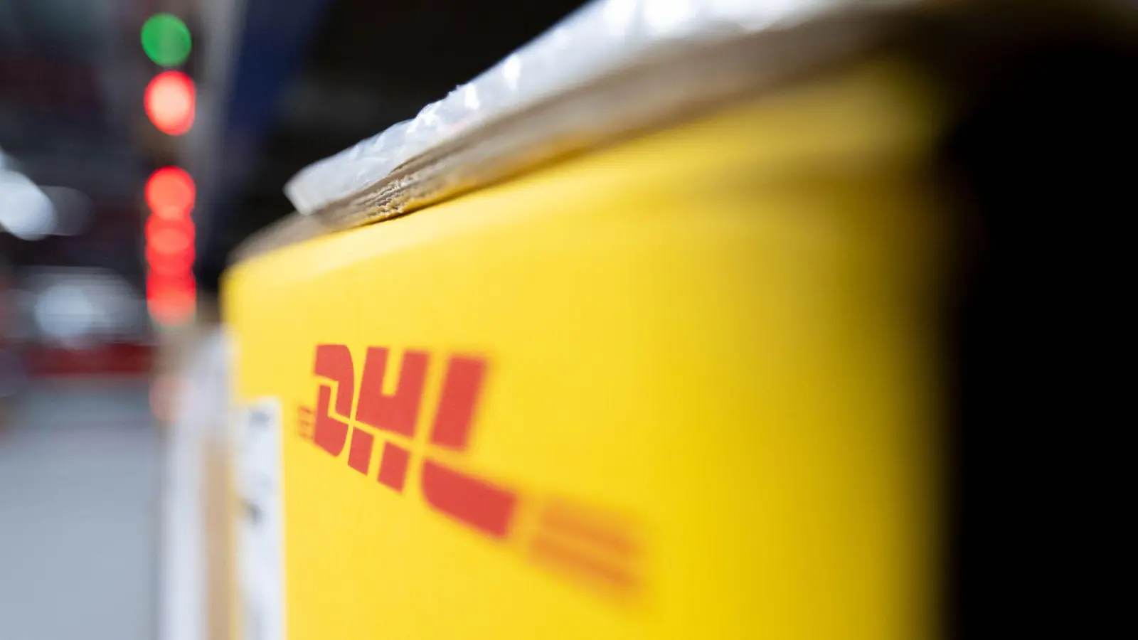 Ein Paket von DHL in einem Logistikzentrum - wertvolle Pakete in die USA werden vorerst nicht mehr angenommen. (Foto: Hendrik Schmidt/dpa)