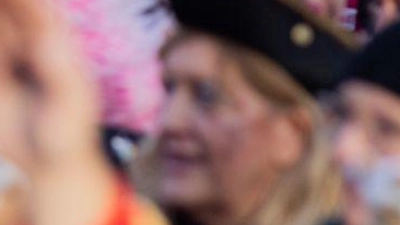 Bei strahlendem Sonnenschein ist in Köln der Beginn der Karnevalszeit gefeiert worden. (Foto: Rolf Vennenbernd/dpa)