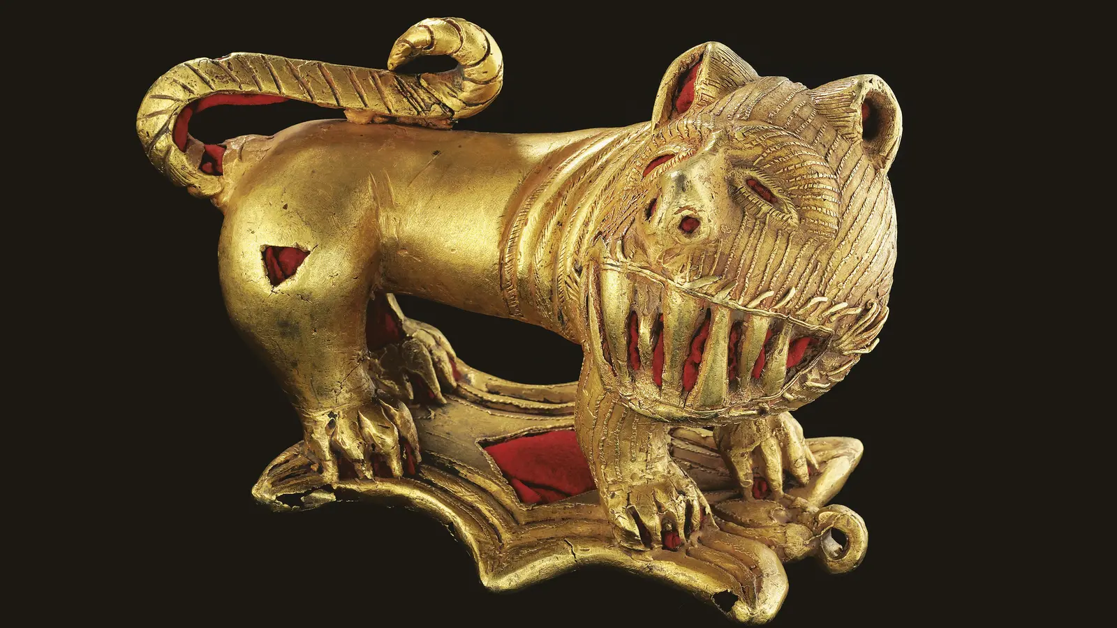Ein Schwertemblem in Form eines Löwen Gold, eine Leihgabe der Sammlung Museum Liaunig. (Foto: Rado Varbanov)