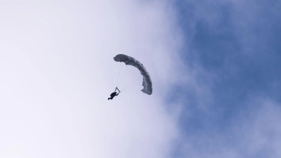 Der geübte Fallschirmspringer erlitt schwere Verletzungen. (Symbolbild) (Foto: Silas Stein/dpa)