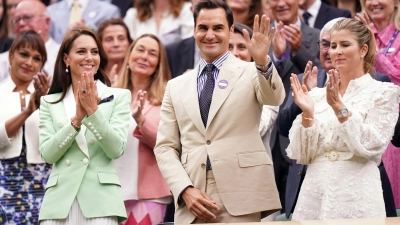 Tennis-Superstar Roger Federer wurde in Wimbledon für seine Verdienste um den Rasen-Klassiker geehrt. (Foto: Adam Davy/PA Wire/dpa)