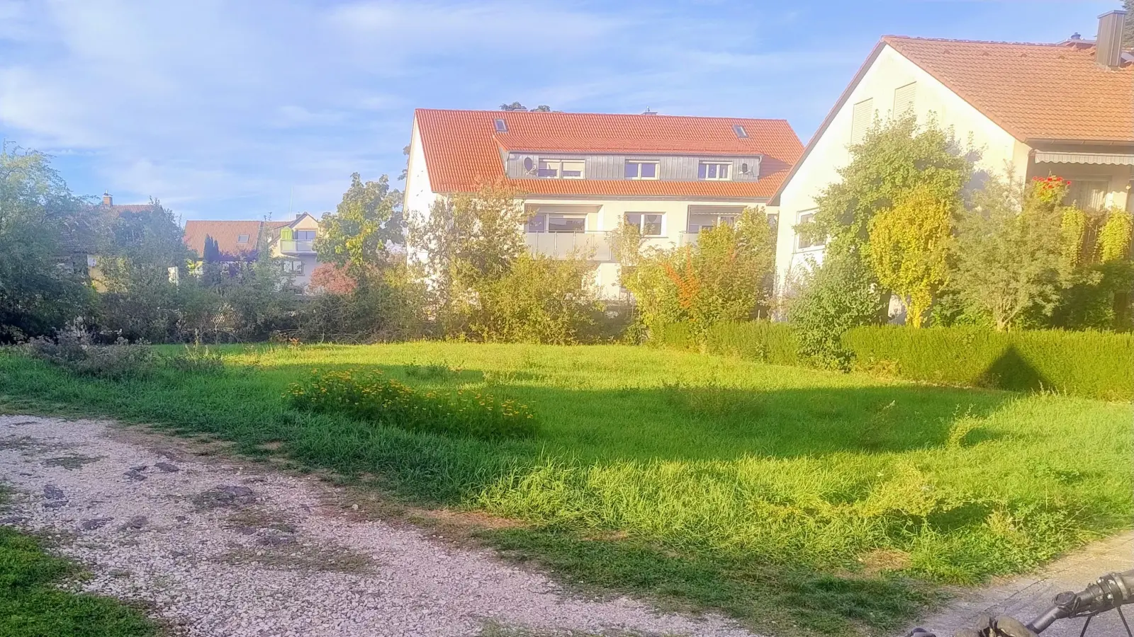 Diese Baulücke zwischen Lilienstraße und Nürnberger Straße möchte ein Bauwerber mit einem Sechs-Familien-Haus schließen. Ob mit dem „Bauturbo“ die Vorgaben des Bebauungsplans aufgeweicht werden können, ist unklar. (Foto: Eckard Dürr)