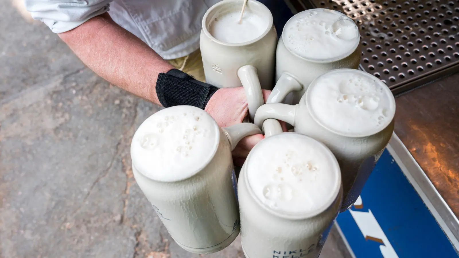 Bier gehört zur fränkischen Kirchweih dazu. (Archivbild) (Foto: Daniel Vogl/dpa)