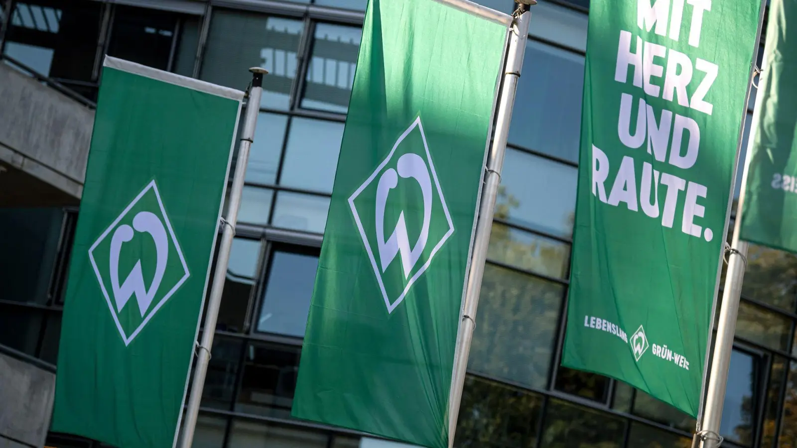 Noch ein Spieler für Werder Bremens Defensive: Isaac Schmidt kommt von Leeds United. (Foto: Sina Schuldt/dpa)