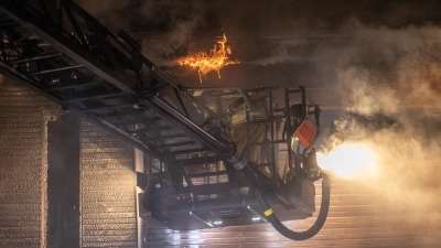 Ein Brand hat in Sachsen bei Ansbach für einen Großeinsatz von Feuerwehr, Rettungsdienst und Polizei gesorgt. Ein Carport stand in Flammen, die Flammen griffen aufs angrenzende Wohnhaus über.  (Foto: News 5/Markus Zahn)