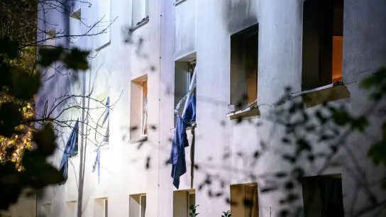 Durch die Explosion gingen auch etliche Fenster zu Bruch. (Foto: Jonas Walzberg/dpa)