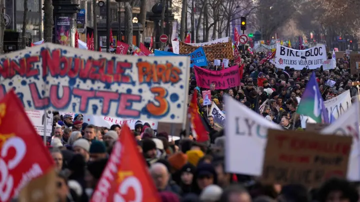 Massendemonstration gegen die geplante Rentenreform in Paris. (Foto: Thibault Camus/AP/dpa)