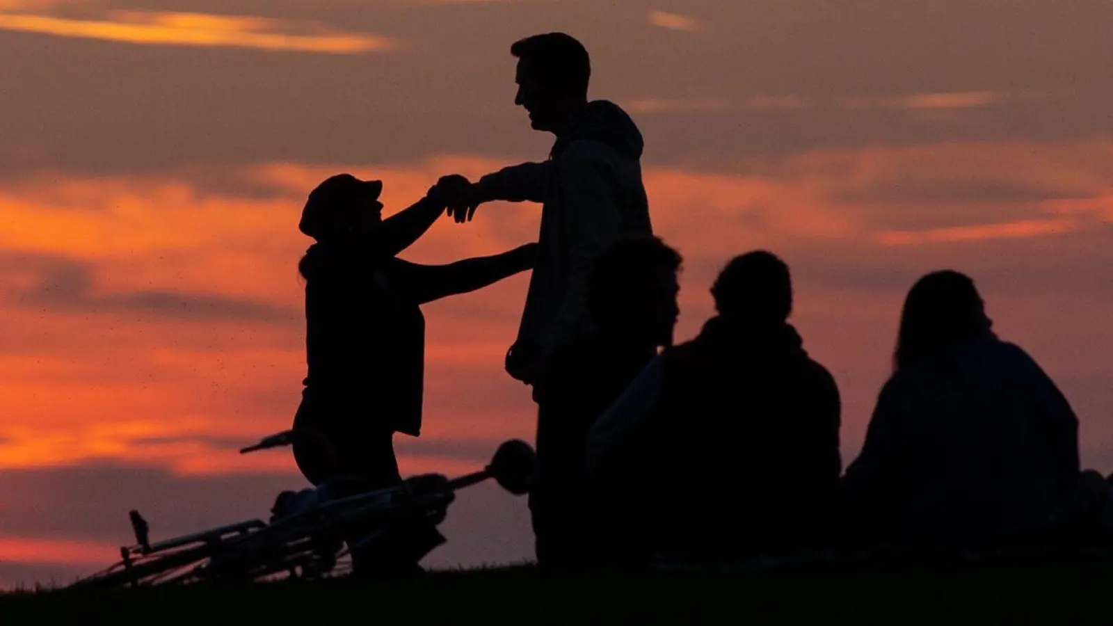 Man kann für sein Glück etwas tun - und zwar für sich und auch mit anderen Menschen. (Foto: Sven Hoppe/dpa/dpa-tmn)