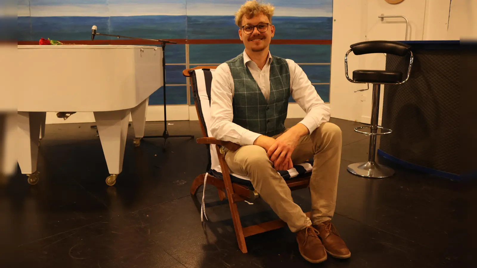 Felix Mohr hat seine Erfahrungen als Showmanager auf einem Kreuzfahrtschiff in die Revue „Udo - Im Bademantel um die Welt“ einfließen lassen. (Foto: Martina Haas )