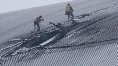 Dem ukrainischen Präsidenten Wolodymyr Selenskyj zufolge sind mehr als 500 Millionen Euro für die Reparatur des über einem Betonsarkophag für die Atomruine errichtete Stahlbogens nötig. (Archivbild) (Foto: Efrem Lukatsky/AP/dpa)