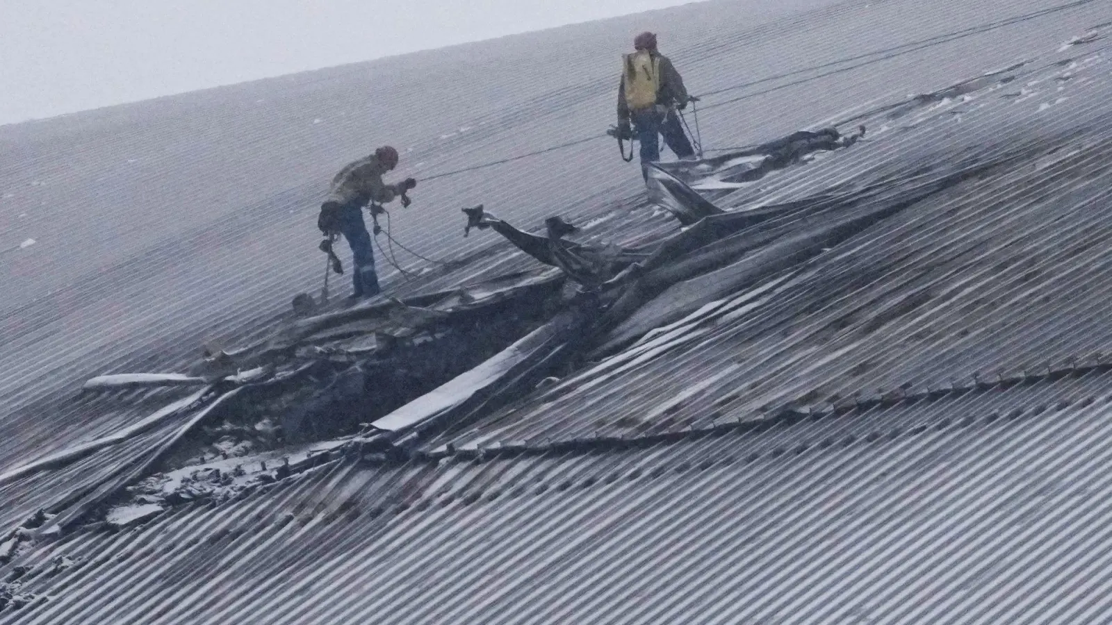 Dem ukrainischen Präsidenten Wolodymyr Selenskyj zufolge sind mehr als 500 Millionen Euro für die Reparatur des über einem Betonsarkophag für die Atomruine errichtete Stahlbogens nötig. (Archivbild) (Foto: Efrem Lukatsky/AP/dpa)