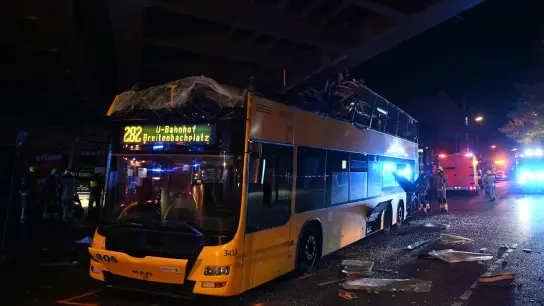 Der Doppeldeckerbus der Linie 282 steht zerstört unter einer Brücke an der Bergstraße in Steglitz. (Foto: Paul Zinken/dpa)