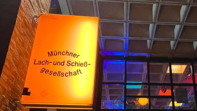 Das Schild der Lach- und Schießgesellschaft hängt nun auf der anderen Isar-Seite.  (Foto: Britta Schultejans/dpa)