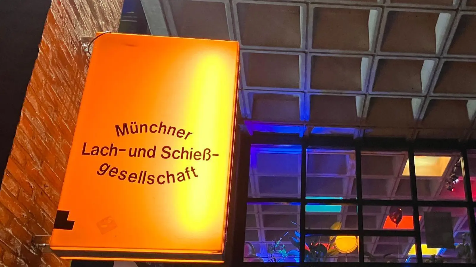 Das Schild der Lach- und Schießgesellschaft hängt nun auf der anderen Isar-Seite.  (Foto: Britta Schultejans/dpa)