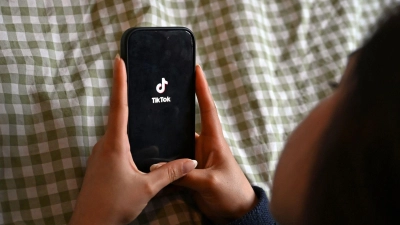 Gegen die Online-Plattform TikTok des chinesischen Anbieters ByteDance laufen mehrere EU-Verfahren. (Symbolbild)  (Foto: Elisa Schu/dpa)